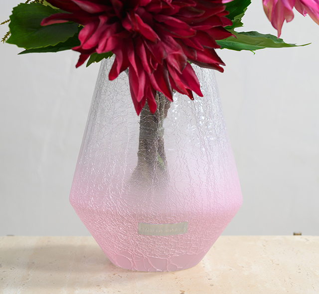 光を纏い、きらめく花器