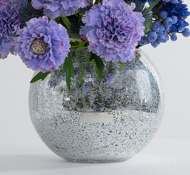 上品な花器で洗練された空間に