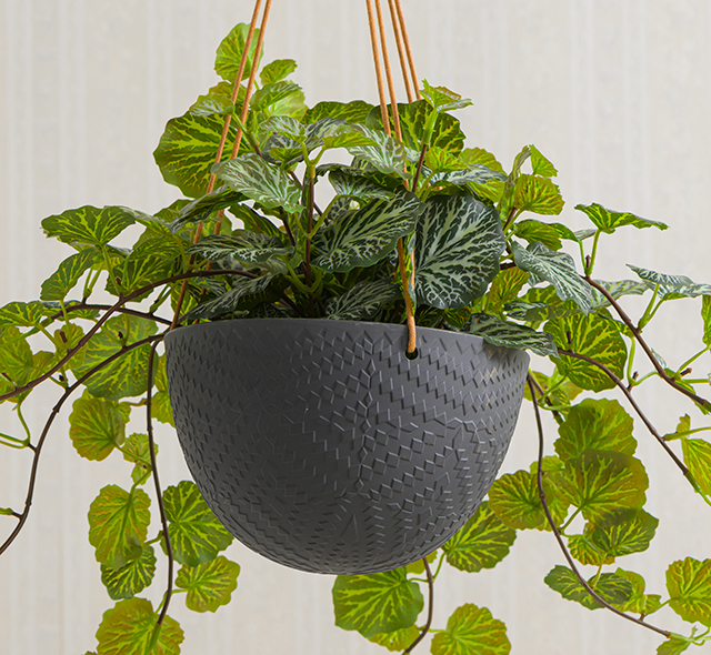 造形美が際立つ花器