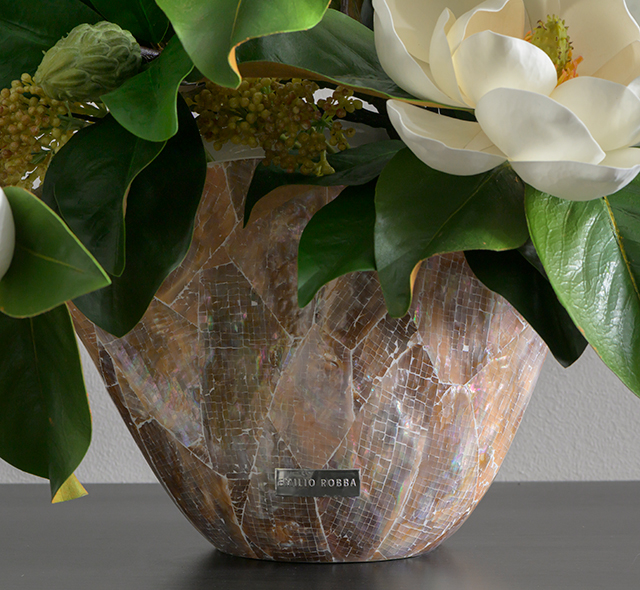 造形美が際立つモダンな花器