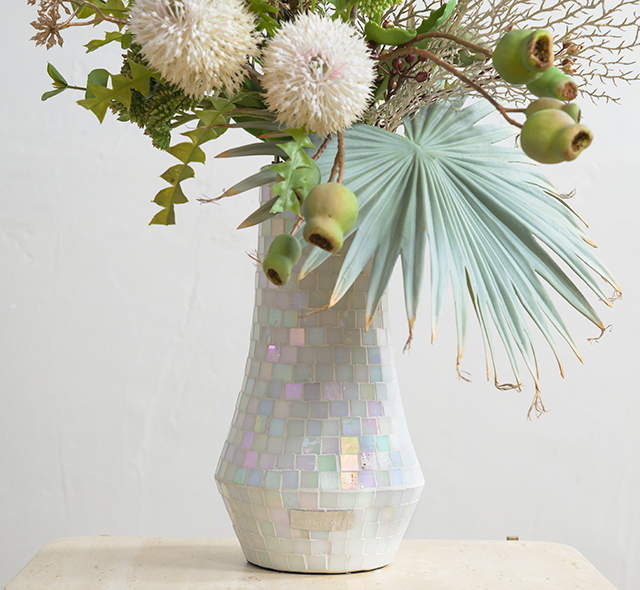光を纏い、きらめく花器
