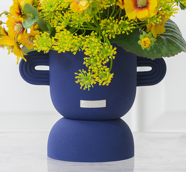 造形美が際立つ、特別な花器