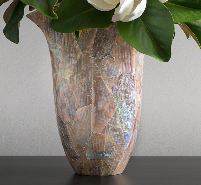 造形美が際立つモダンな花器