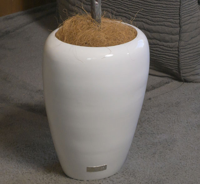 シンプルで光沢のある花器